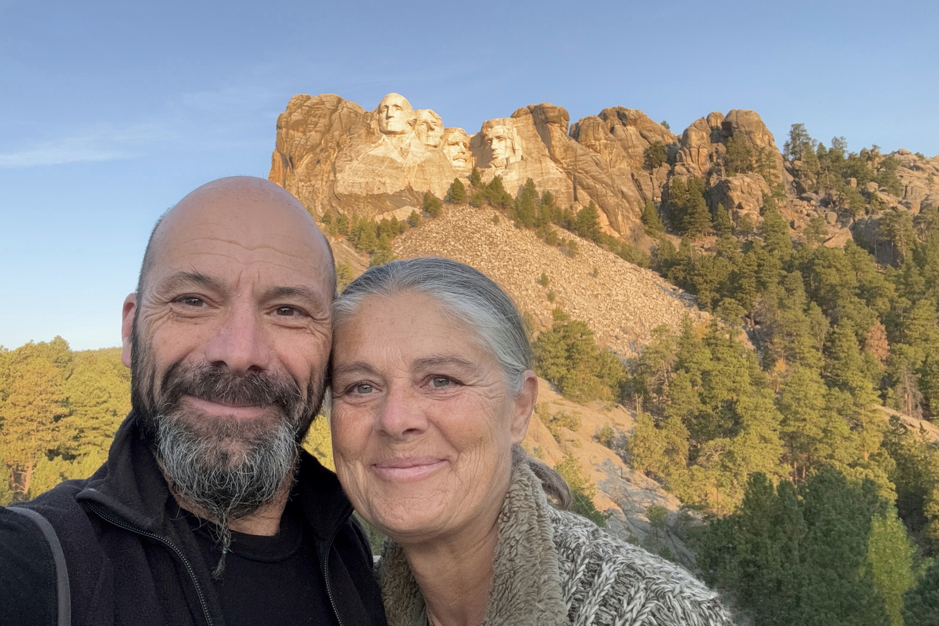 Isa et Manu devant le mont Rushmore